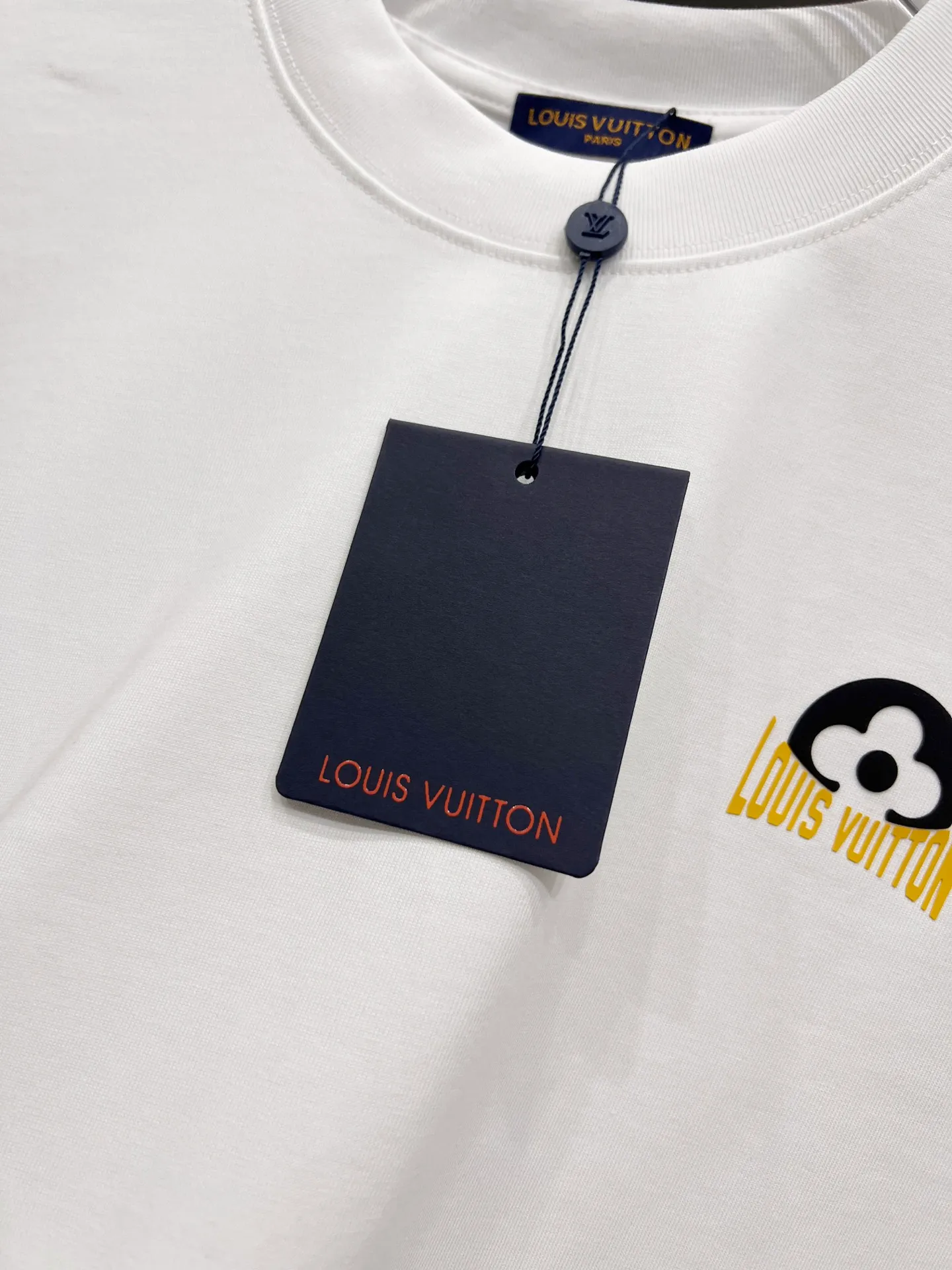 🅿️190 1v Louis* 2025 autumn and winter new style, classic letter three-dimensional foam printing technology design, high-end version! Highly breathable and comfortable, customized double yarn plain cotton fabric. Short-sleeved T-shirt. Same style for men and women. Sizes S M L XL XXL Five sizes black white